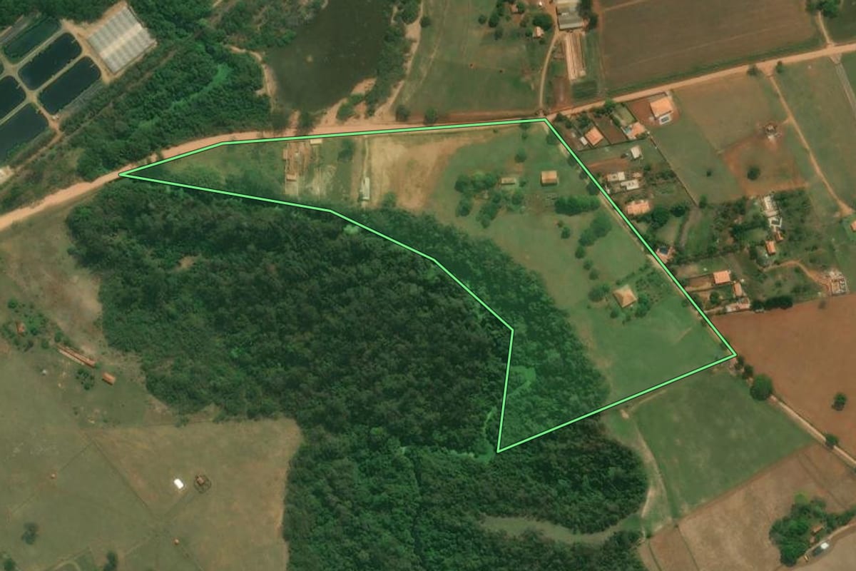 Imagem de satélite do imóvel rural em Tatuí (SP), com o contorno declarado no CAR desenhado por cima.