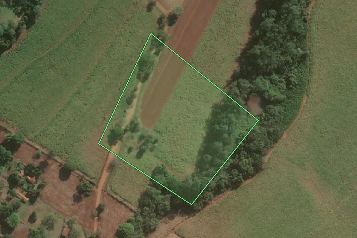 Imagem de satélite do imóvel rural em Tatuí (SP), com o contorno declarado no CAR desenhado por cima.