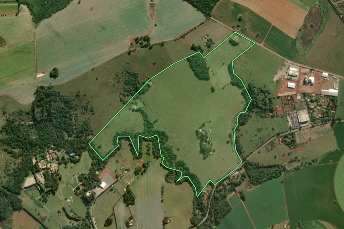 Imagem de satélite do imóvel rural em Tatuí (SP), com o contorno declarado no CAR desenhado por cima.