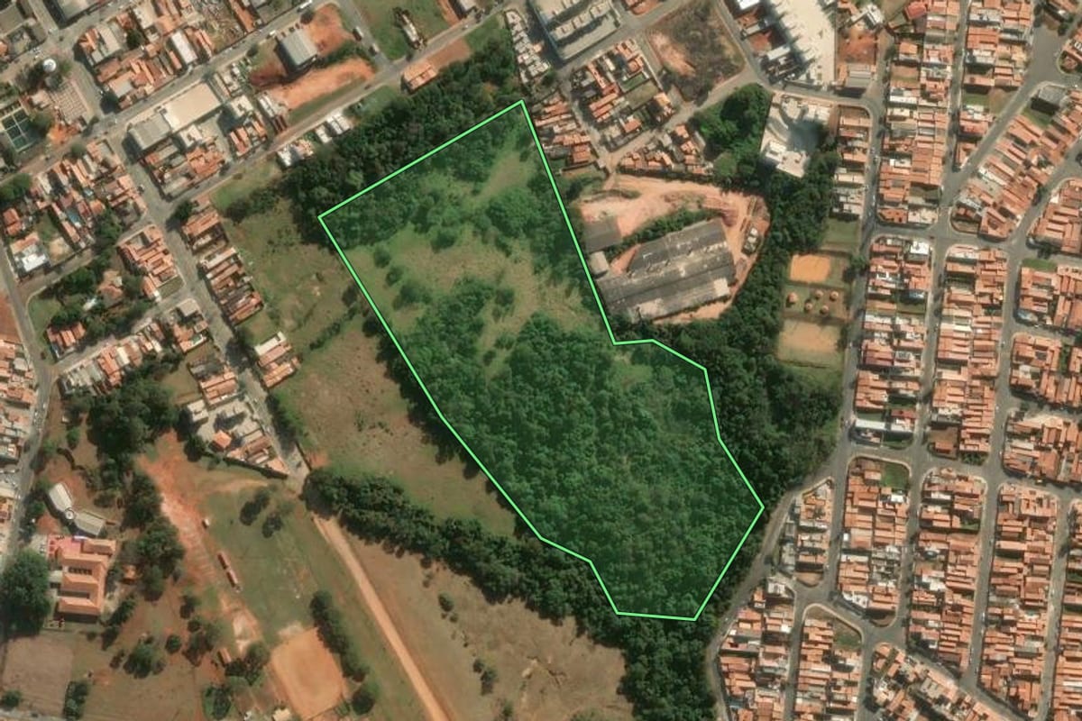 Imagem de satélite do imóvel rural em Tatuí (SP), com o contorno declarado no CAR desenhado por cima.