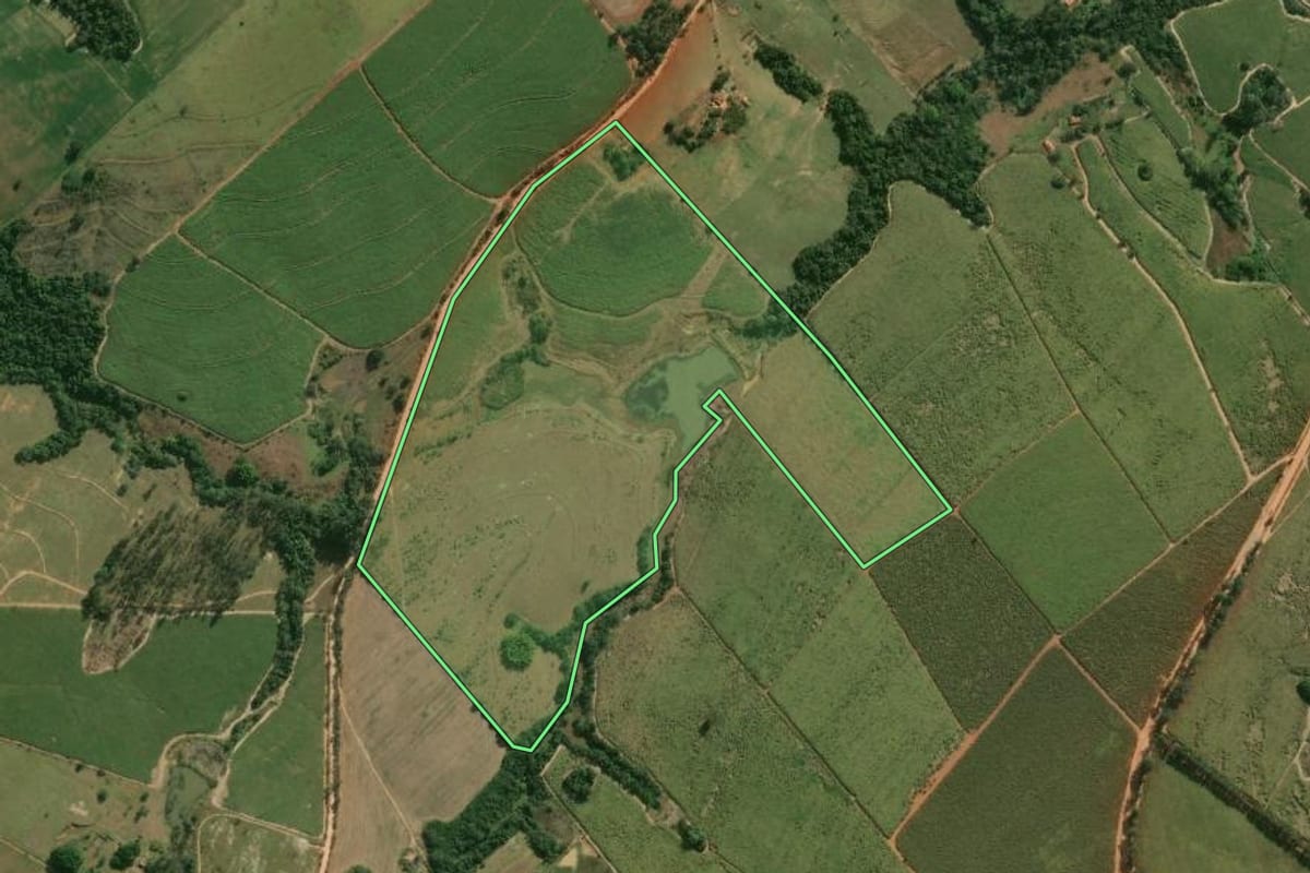 Imagem de satélite do imóvel rural em Tatuí (SP), com o contorno declarado no CAR desenhado por cima.