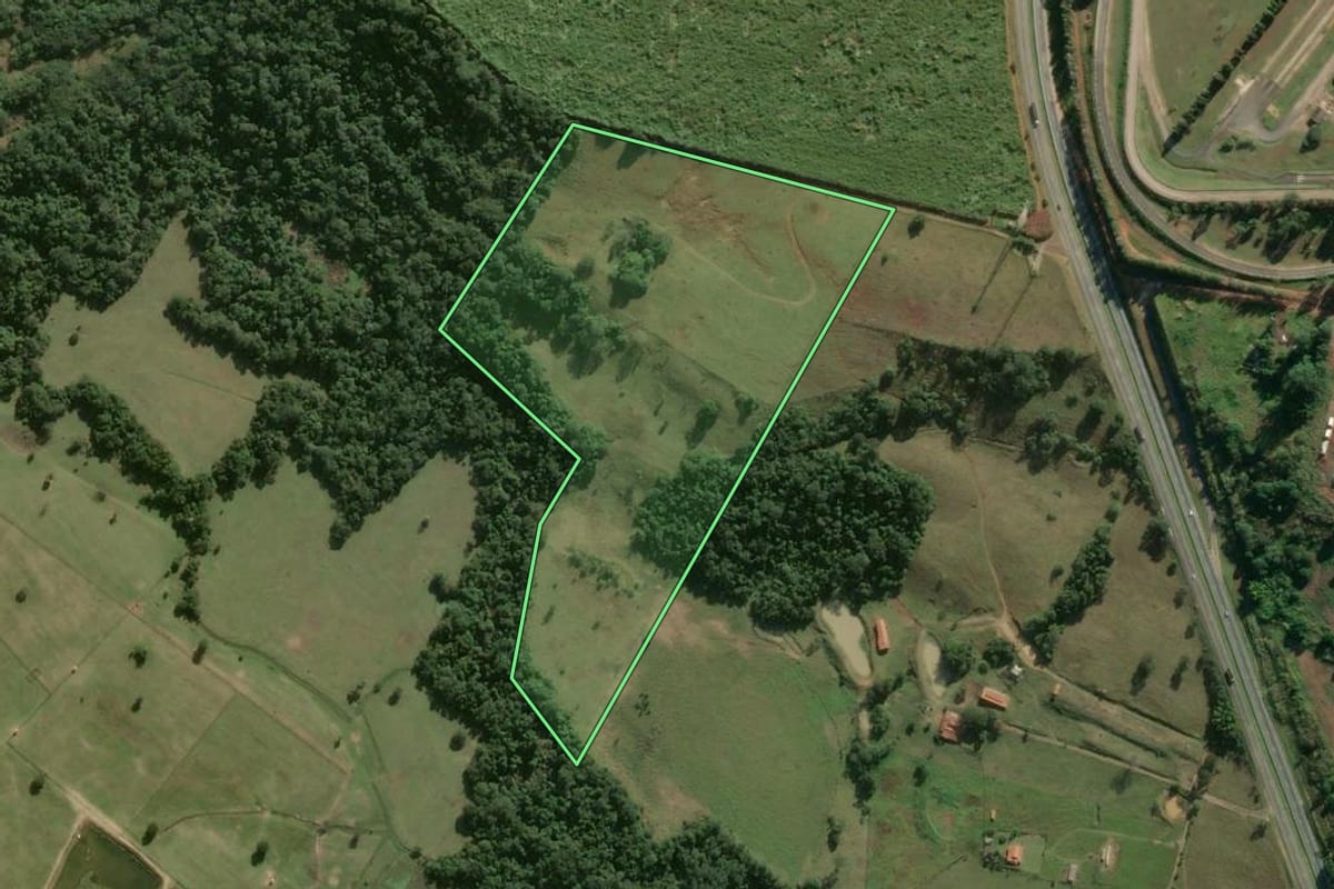 Imagem de satélite do imóvel rural em Tatuí (SP), com o contorno declarado no CAR desenhado por cima.