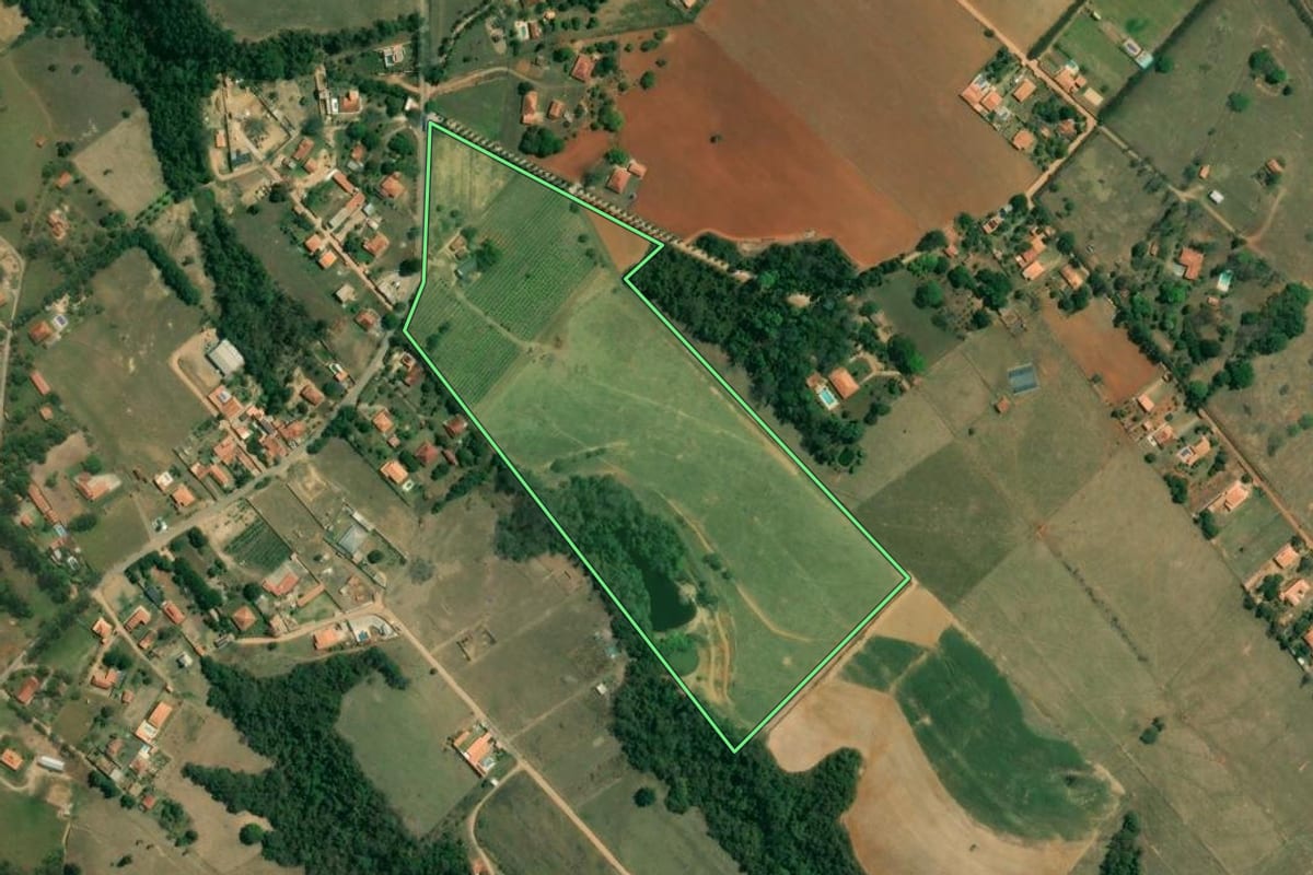 Imagem de satélite do imóvel rural em Tatuí (SP), com o contorno declarado no CAR desenhado por cima.