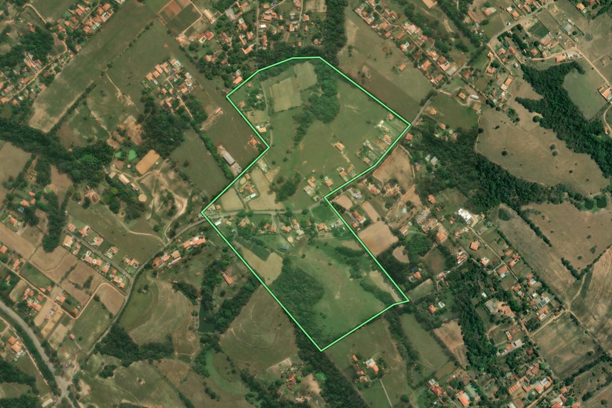 Imagem de satélite do imóvel rural em Tatuí (SP), com o contorno declarado no CAR desenhado por cima.
