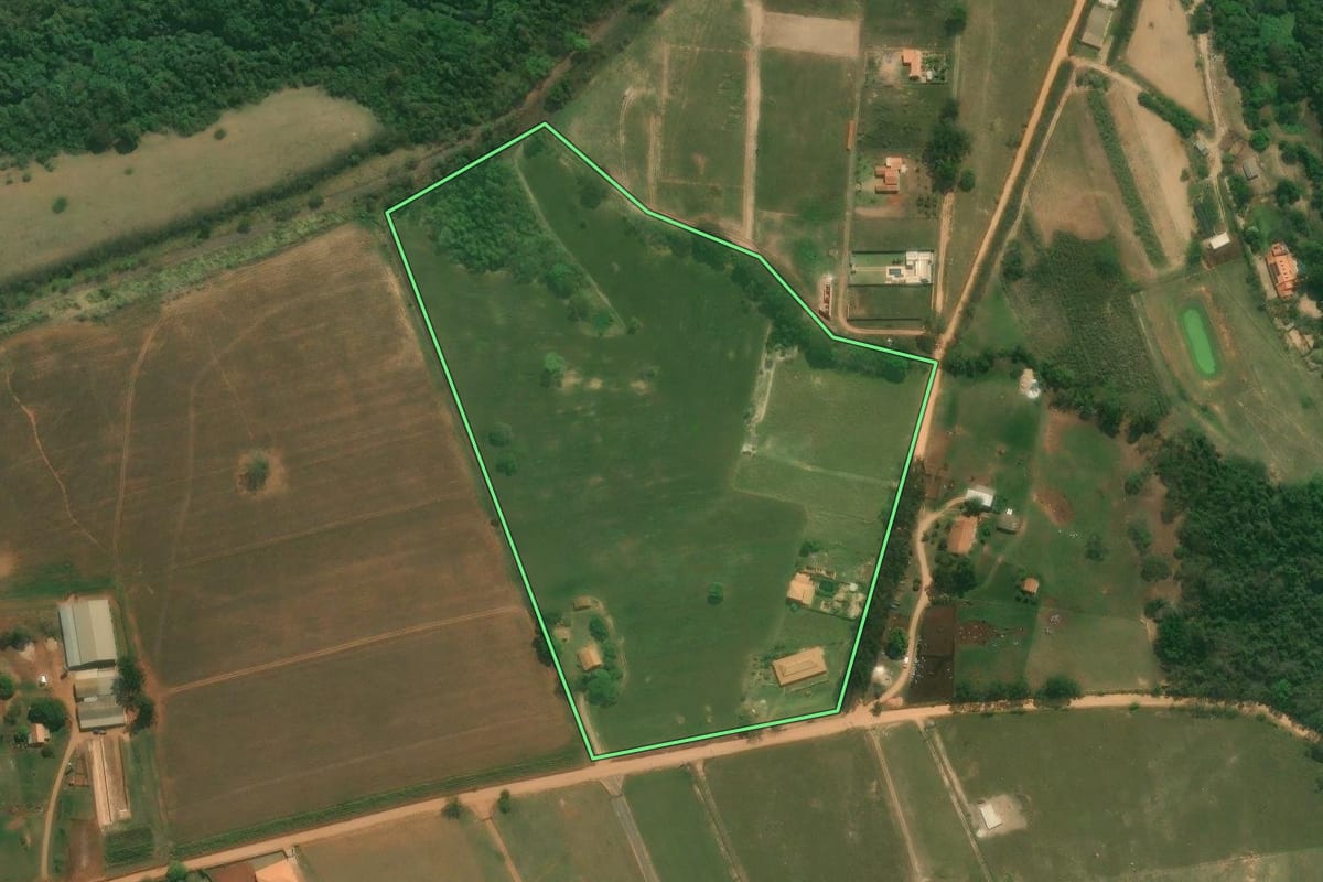Imagem de satélite do imóvel rural em Tatuí (SP), com o contorno declarado no CAR desenhado por cima.
