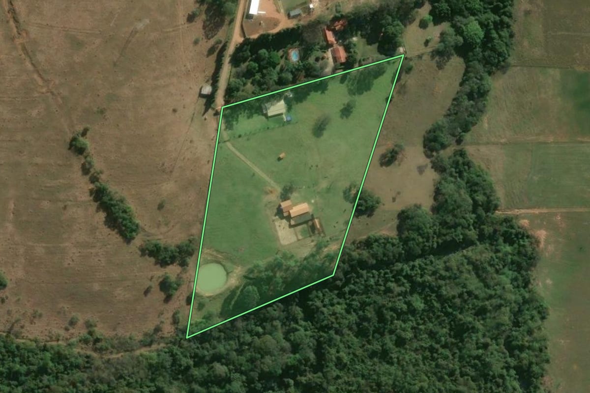 Imagem de satélite do imóvel rural em Tatuí (SP), com o contorno declarado no CAR desenhado por cima.