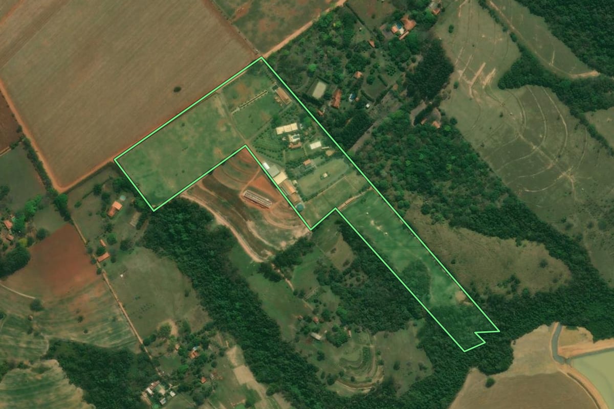 Imagem de satélite do imóvel rural em Tatuí (SP), com o contorno declarado no CAR desenhado por cima.
