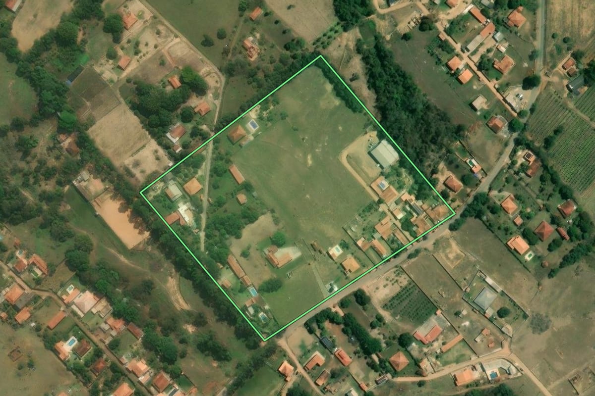 Imagem de satélite do imóvel rural em Tatuí (SP), com o contorno declarado no CAR desenhado por cima.