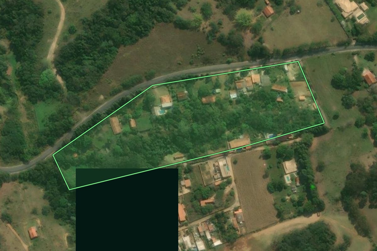 Imagem de satélite do imóvel rural em Tatuí (SP), com o contorno declarado no CAR desenhado por cima.