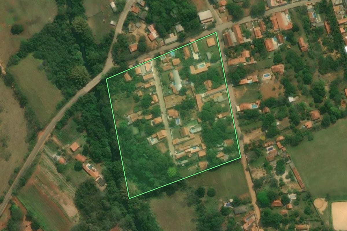 Imagem de satélite do imóvel rural em Tatuí (SP), com o contorno declarado no CAR desenhado por cima.