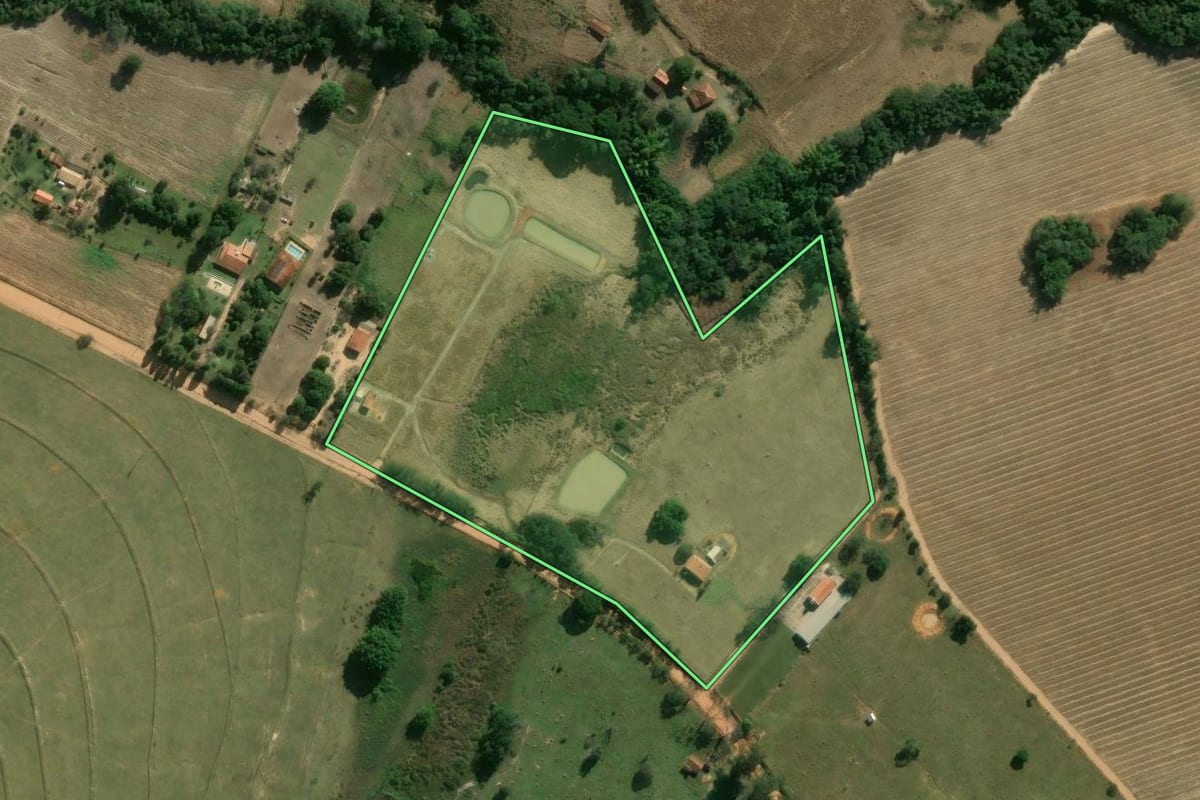 Imagem de satélite do imóvel rural em Tatuí (SP), com o contorno declarado no CAR desenhado por cima.
