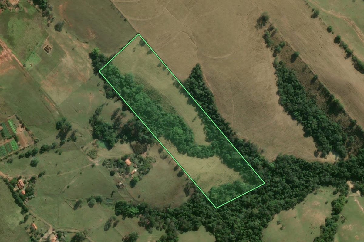 Imagem de satélite do imóvel rural em Tatuí (SP), com o contorno declarado no CAR desenhado por cima.