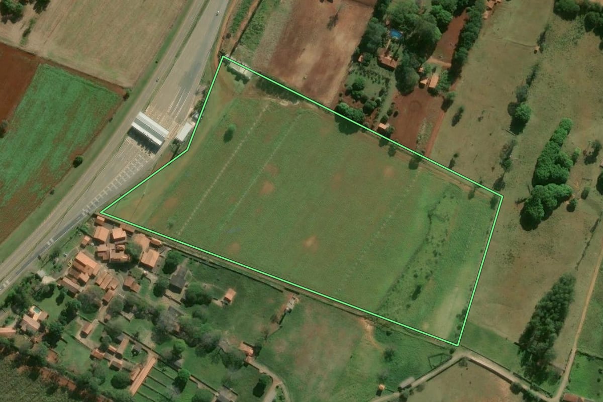Imagem de satélite do imóvel rural em Tatuí (SP), com o contorno declarado no CAR desenhado por cima.