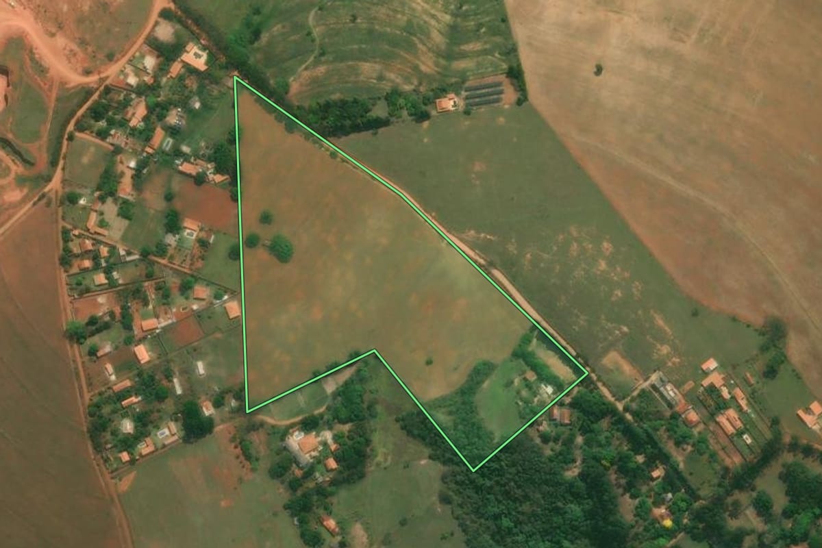 Imagem de satélite do imóvel rural em Tatuí (SP), com o contorno declarado no CAR desenhado por cima.