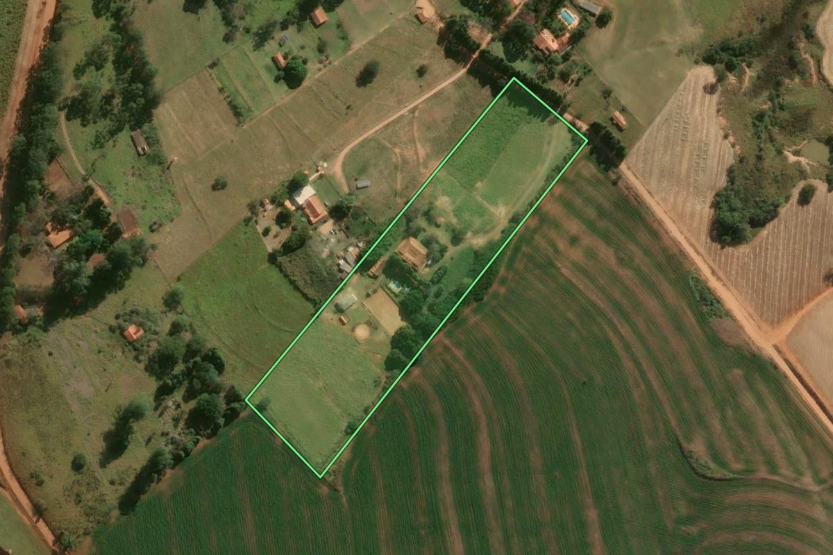 Imagem de satélite do imóvel rural em Tatuí (SP), com o contorno declarado no CAR desenhado por cima.