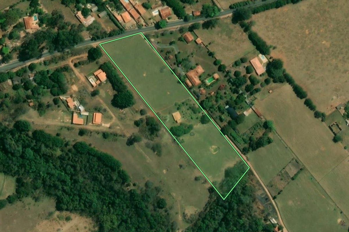 Imagem de satélite do imóvel rural em Tatuí (SP), com o contorno declarado no CAR desenhado por cima.