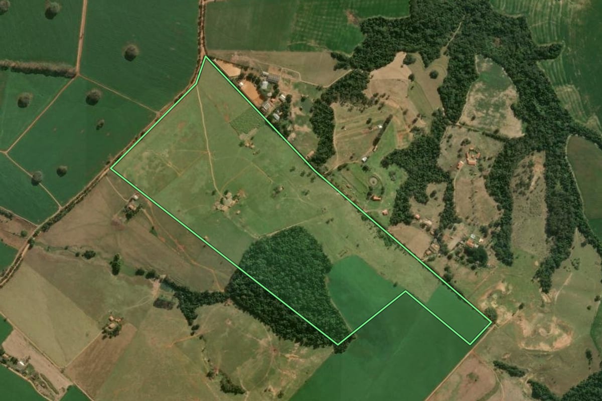 Imagem de satélite do imóvel rural em Tatuí (SP), com o contorno declarado no CAR desenhado por cima.