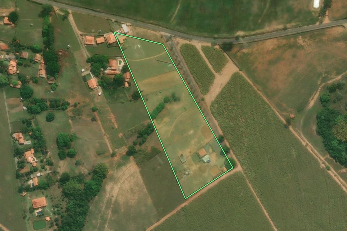 Imagem de satélite do imóvel rural em Tatuí (SP), com o contorno declarado no CAR desenhado por cima.