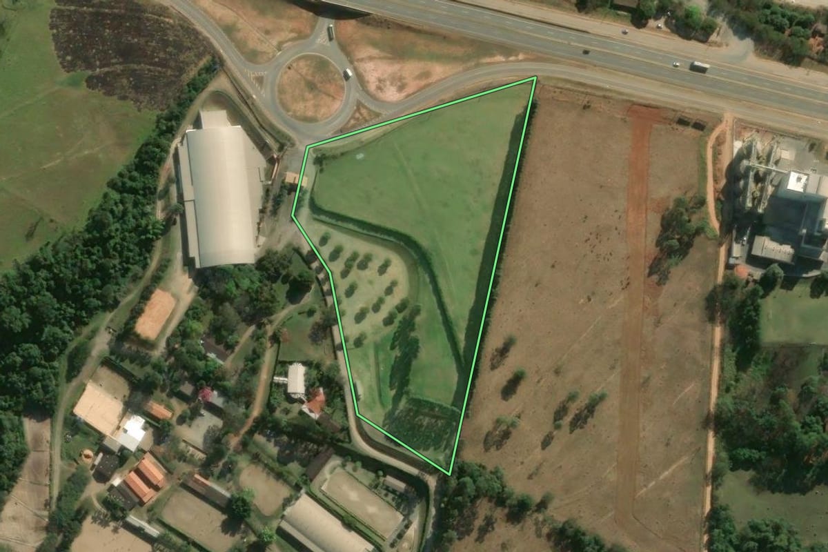 Imagem de satélite do imóvel rural em Tatuí (SP), com o contorno declarado no CAR desenhado por cima.