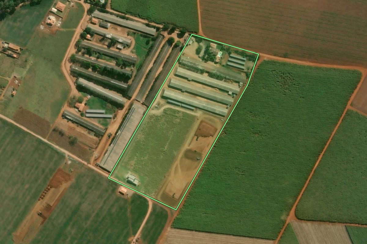 Imagem de satélite do imóvel rural em Tatuí (SP), com o contorno declarado no CAR desenhado por cima.