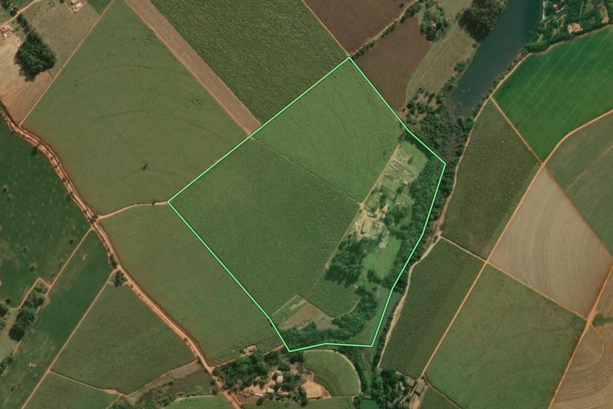 Imagem de satélite do imóvel rural em Tatuí (SP), com o contorno declarado no CAR desenhado por cima.