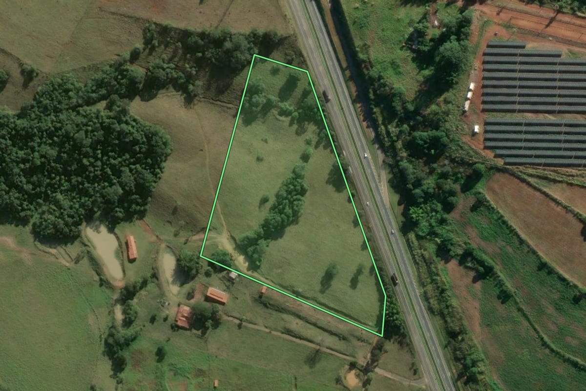 Imagem de satélite do imóvel rural em Tatuí (SP), com o contorno declarado no CAR desenhado por cima.