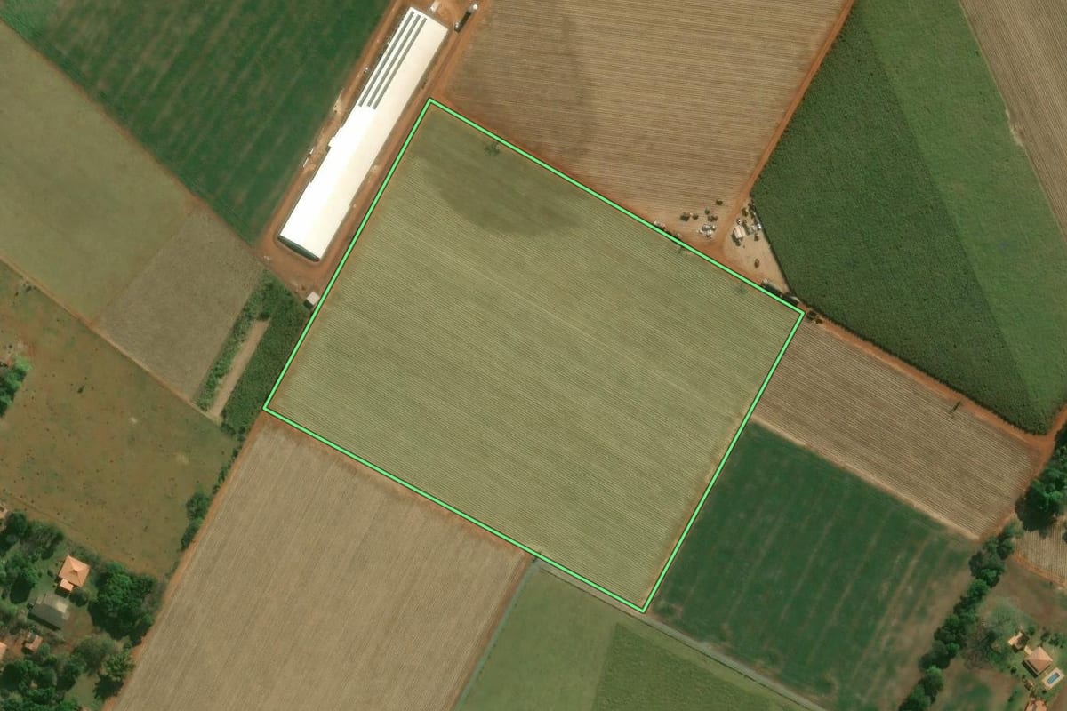 Imagem de satélite do imóvel rural em Tatuí (SP), com o contorno declarado no CAR desenhado por cima.