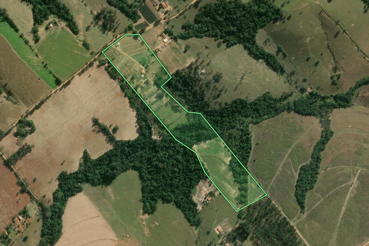 Imagem de satélite do imóvel rural em Tatuí (SP), com o contorno declarado no CAR desenhado por cima.