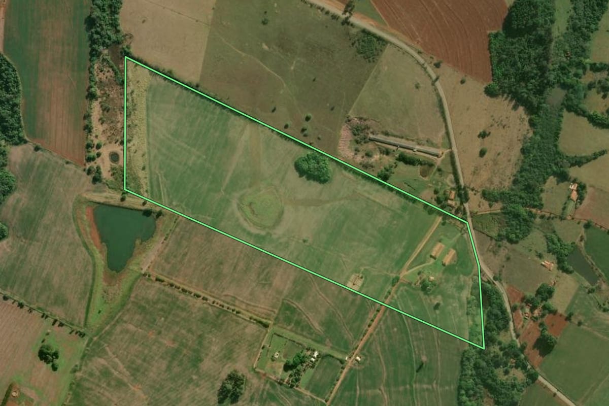 Imagem de satélite do imóvel rural em Tatuí (SP), com o contorno declarado no CAR desenhado por cima.