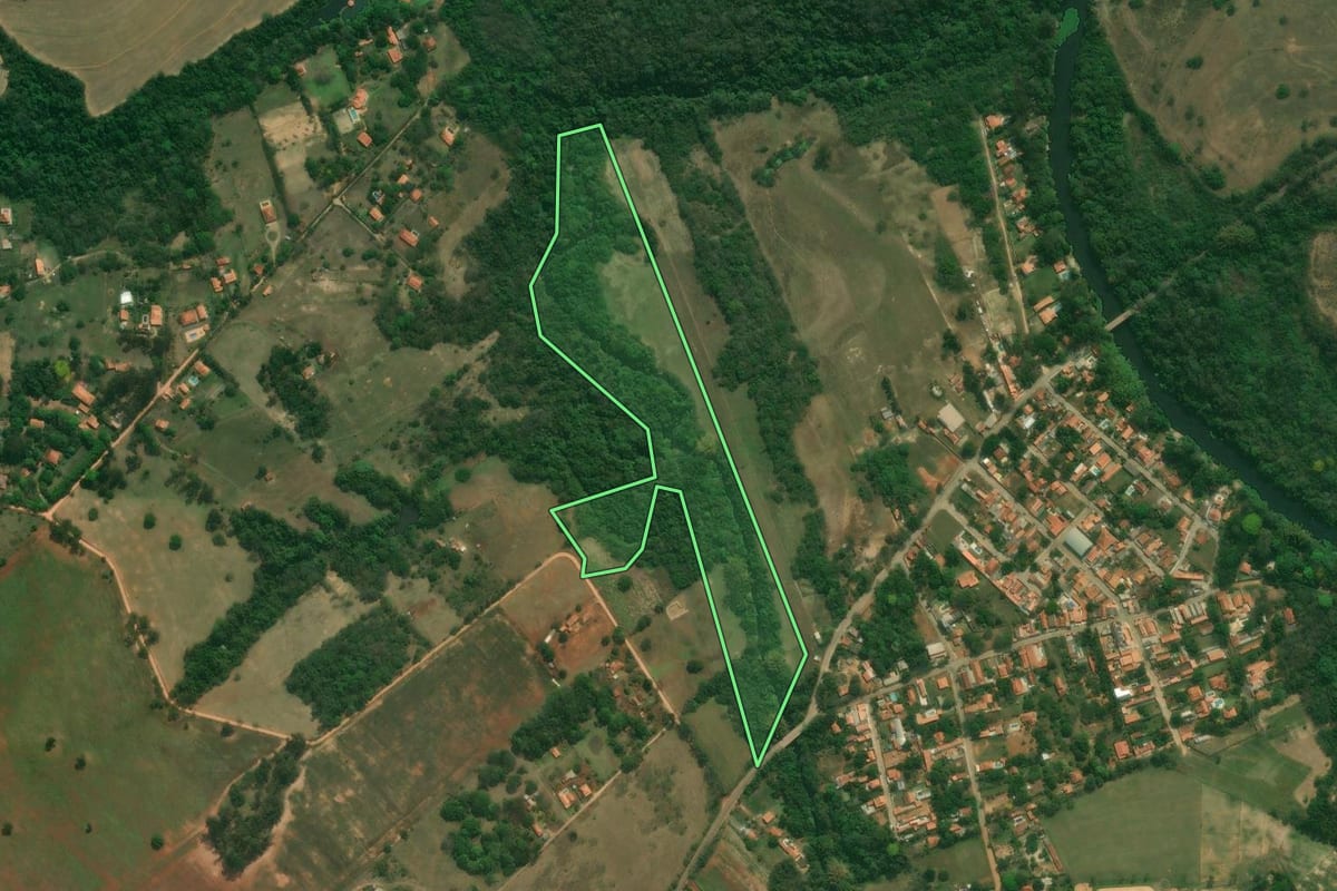 Imagem de satélite do imóvel rural em Tatuí (SP), com o contorno declarado no CAR desenhado por cima.
