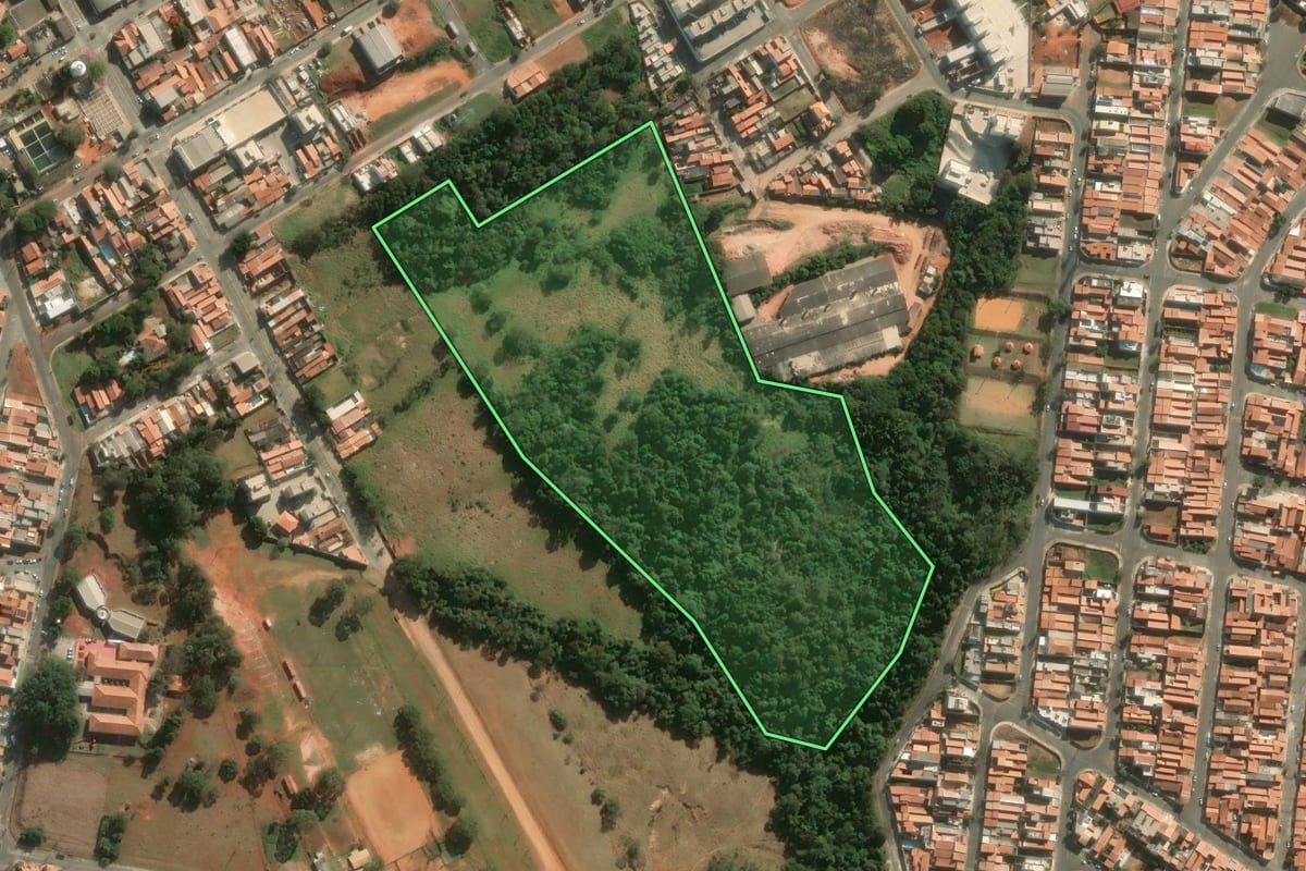 Imagem de satélite do imóvel rural em Tatuí (SP), com o contorno declarado no CAR desenhado por cima.