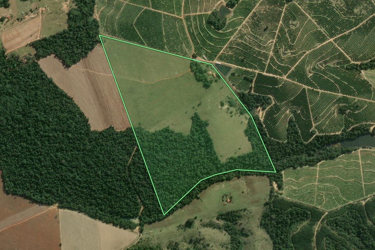 Imagem de satélite do imóvel rural em Tatuí (SP), com o contorno declarado no CAR desenhado por cima.