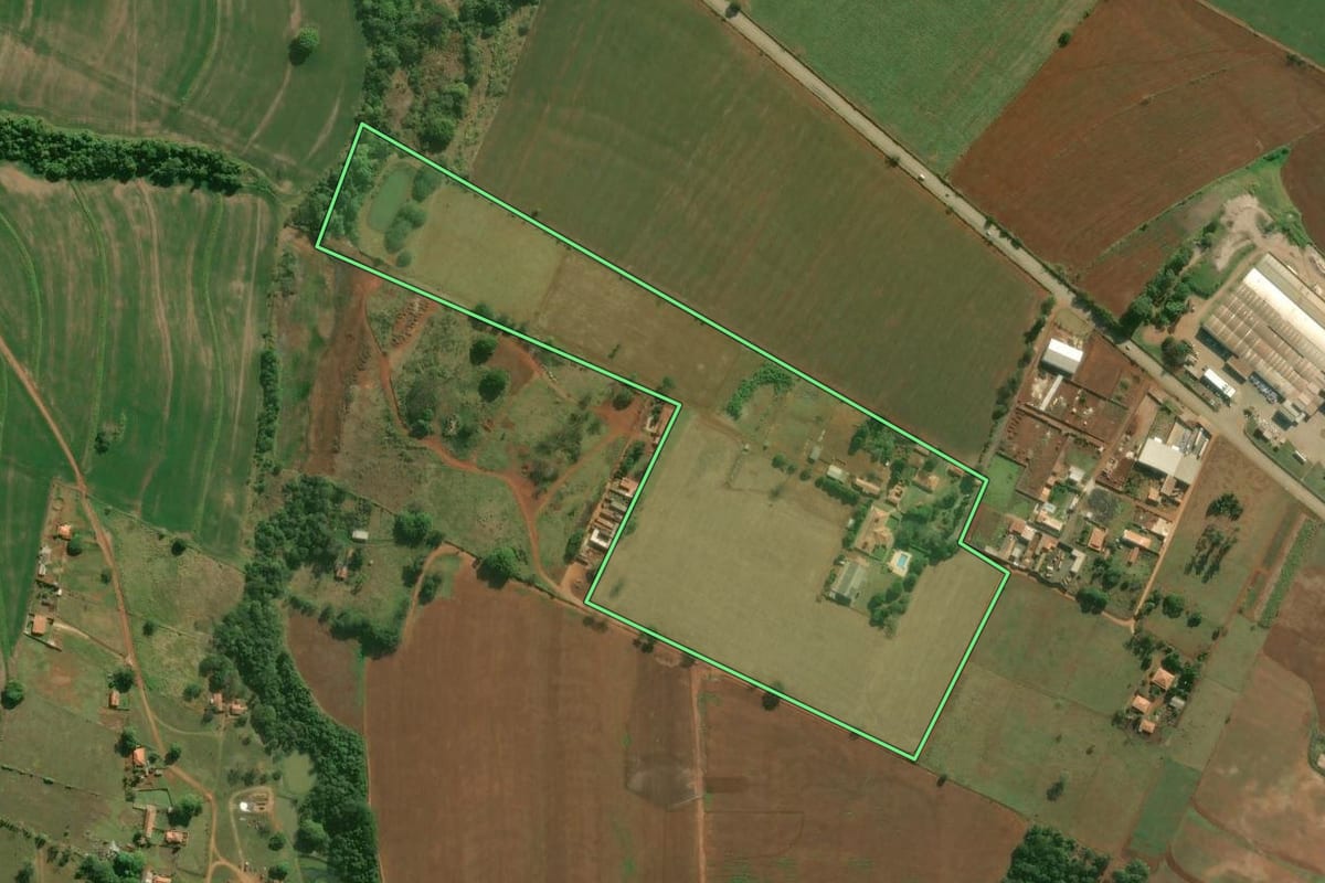 Imagem de satélite do imóvel rural em Tatuí (SP), com o contorno declarado no CAR desenhado por cima.