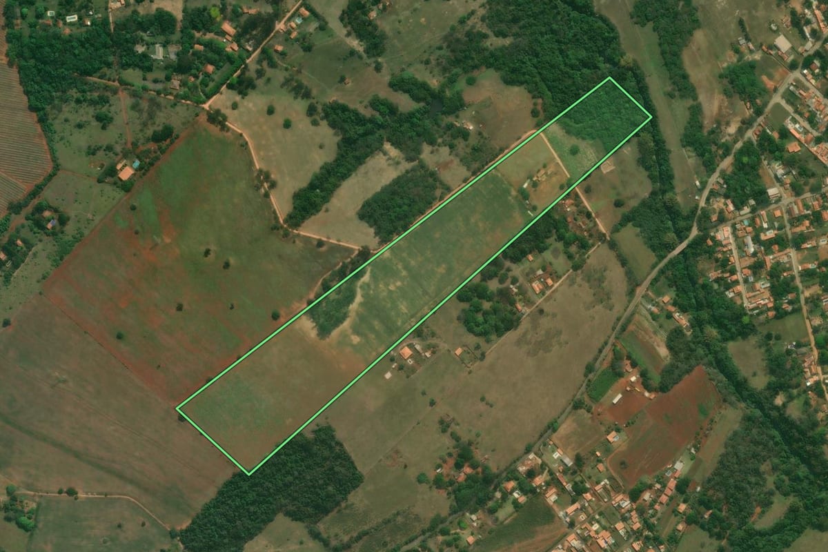 Imagem de satélite do imóvel rural em Tatuí (SP), com o contorno declarado no CAR desenhado por cima.