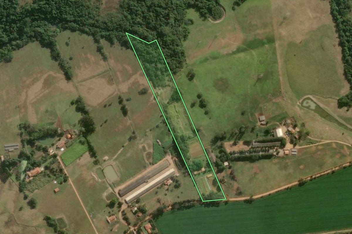 Imagem de satélite do imóvel rural em Tatuí (SP), com o contorno declarado no CAR desenhado por cima.