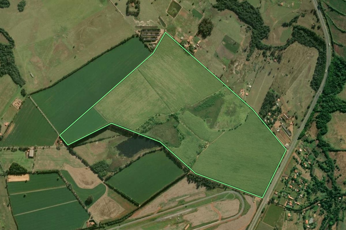 Imagem de satélite do imóvel rural em Tatuí (SP), com o contorno declarado no CAR desenhado por cima.