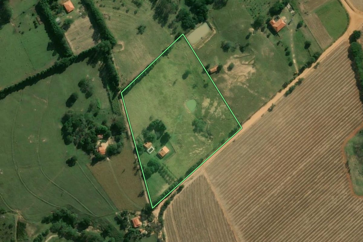 Imagem de satélite do imóvel rural em Tatuí (SP), com o contorno declarado no CAR desenhado por cima.