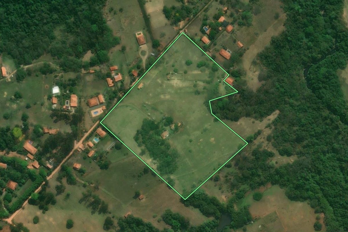 Imagem de satélite do imóvel rural em Tatuí (SP), com o contorno declarado no CAR desenhado por cima.