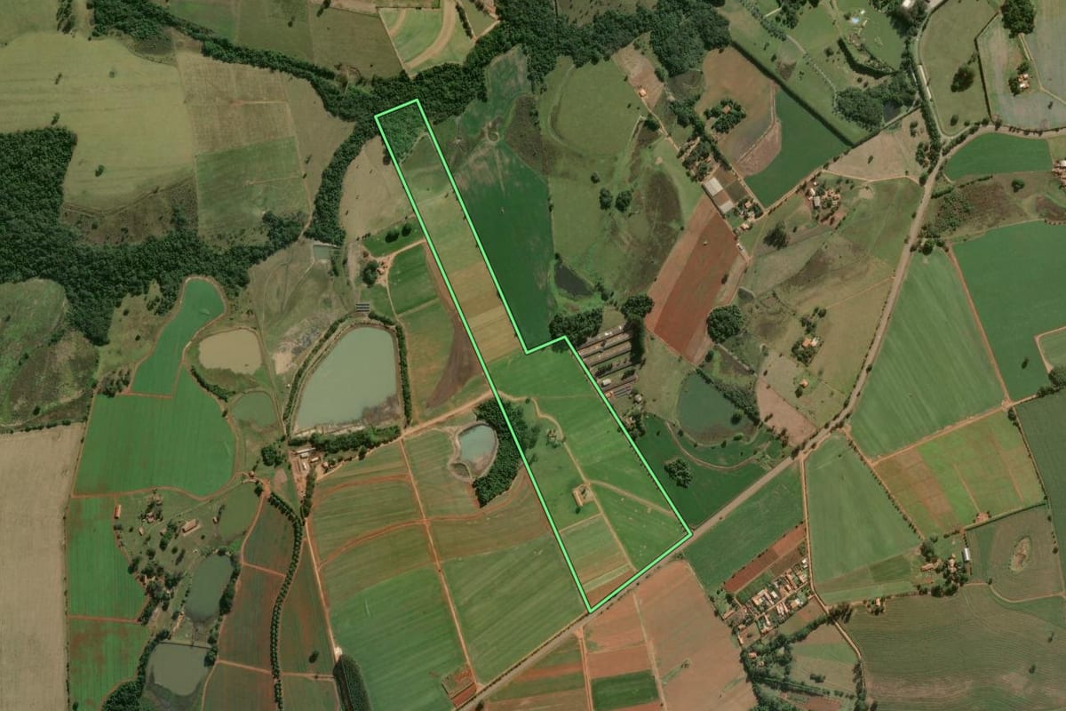 Imagem de satélite do imóvel rural em Tatuí (SP), com o contorno declarado no CAR desenhado por cima.
