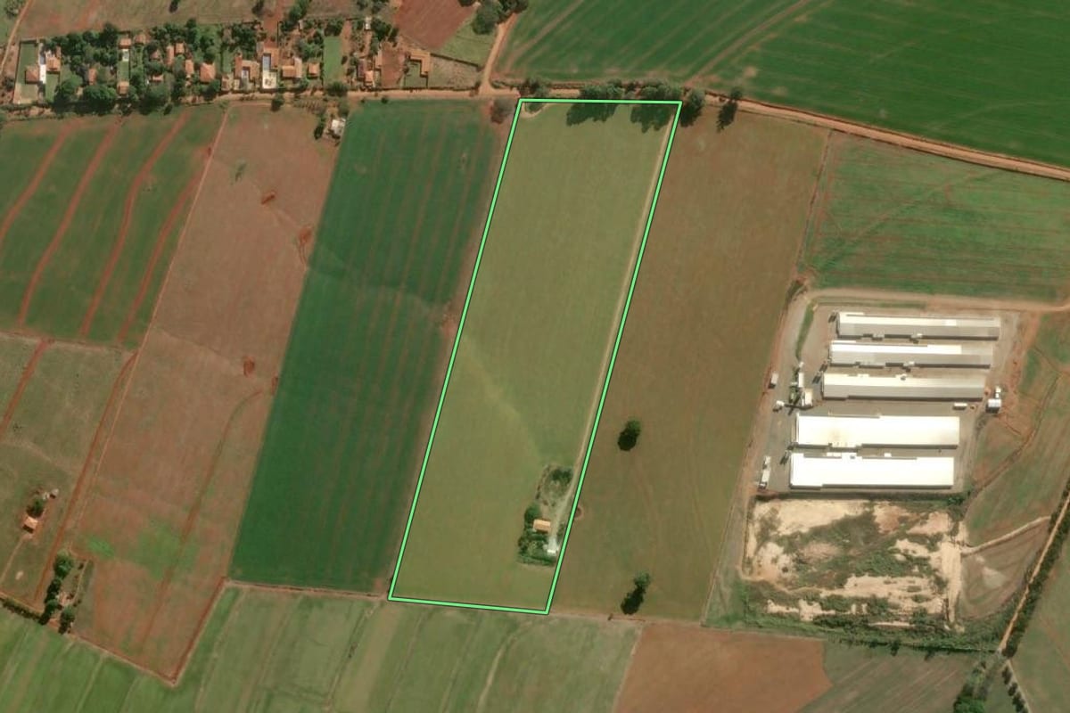 Imagem de satélite do imóvel rural em Tatuí (SP), com o contorno declarado no CAR desenhado por cima.