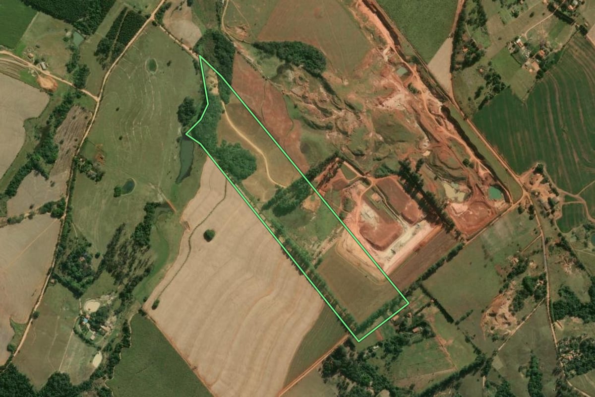Imagem de satélite do imóvel rural em Tatuí (SP), com o contorno declarado no CAR desenhado por cima.