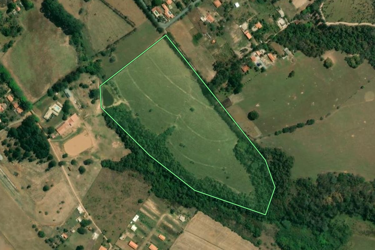 Imagem de satélite do imóvel rural em Tatuí (SP), com o contorno declarado no CAR desenhado por cima.