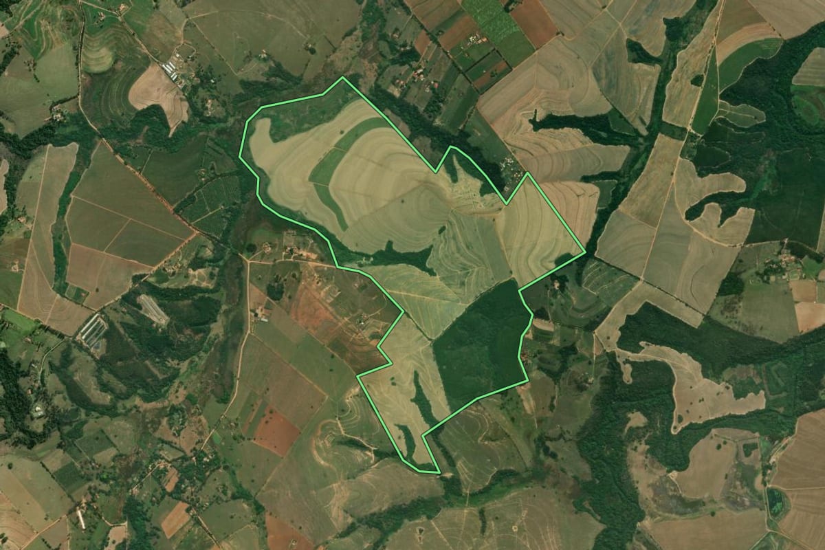 Imagem de satélite do imóvel rural em Tatuí (SP), com o contorno declarado no CAR desenhado por cima.