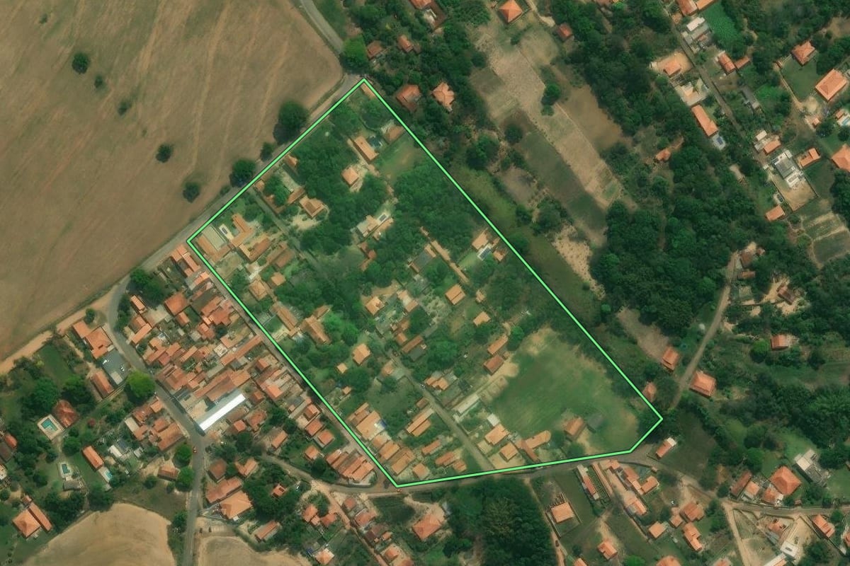 Imagem de satélite do imóvel rural em Tatuí (SP), com o contorno declarado no CAR desenhado por cima.