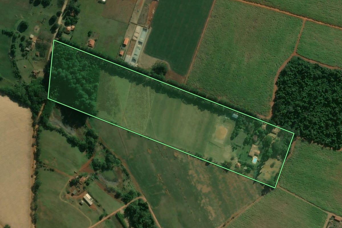 Imagem de satélite do imóvel rural em Tatuí (SP), com o contorno declarado no CAR desenhado por cima.