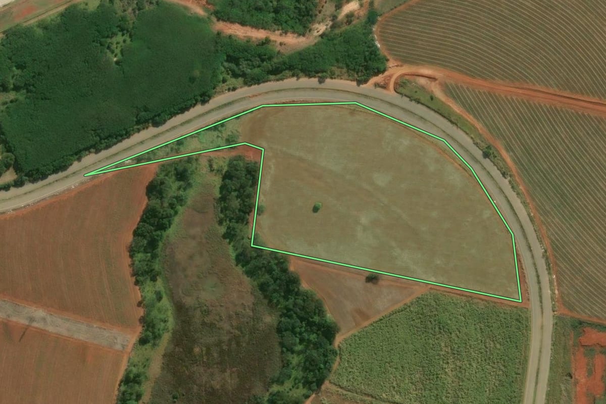 Imagem de satélite do imóvel rural em Tatuí (SP), com o contorno declarado no CAR desenhado por cima.