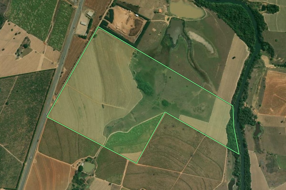 Imagem de satélite do imóvel rural em Tatuí (SP), com o contorno declarado no CAR desenhado por cima.
