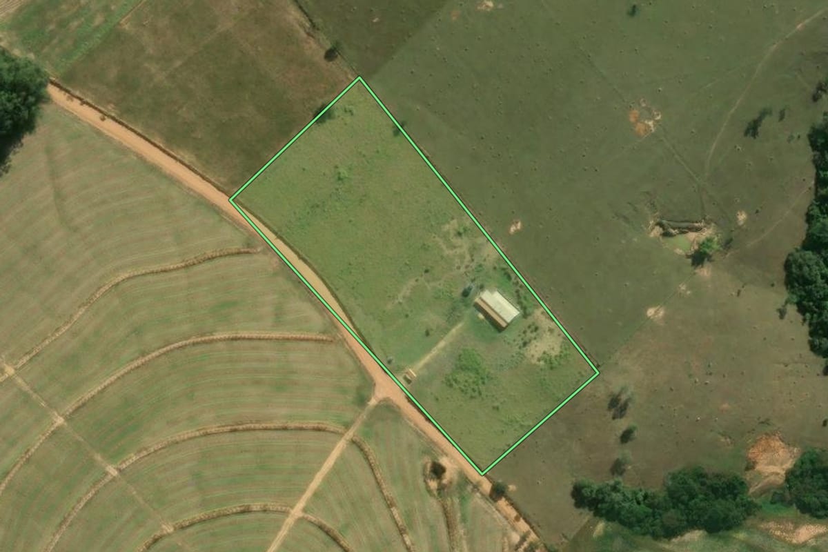 Imagem de satélite do imóvel rural em Tatuí (SP), com o contorno declarado no CAR desenhado por cima.