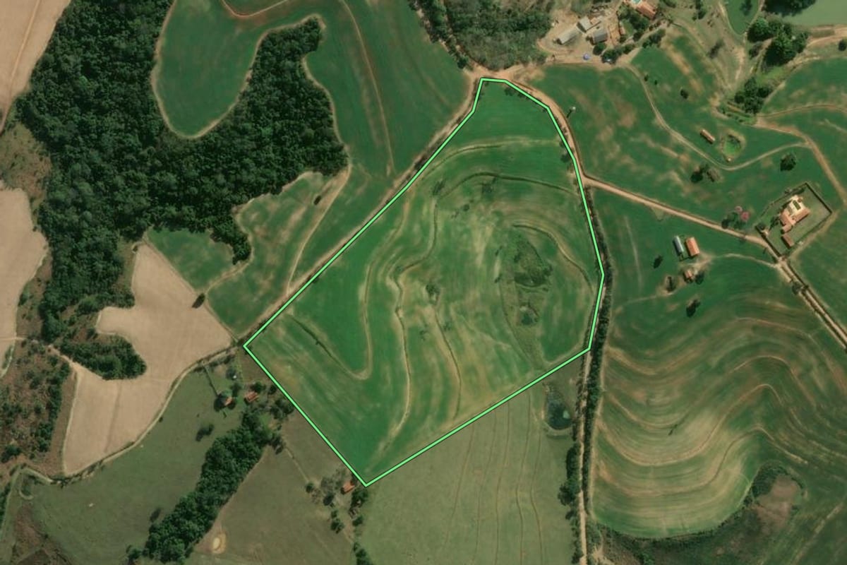 Imagem de satélite do imóvel rural em Tatuí (SP), com o contorno declarado no CAR desenhado por cima.