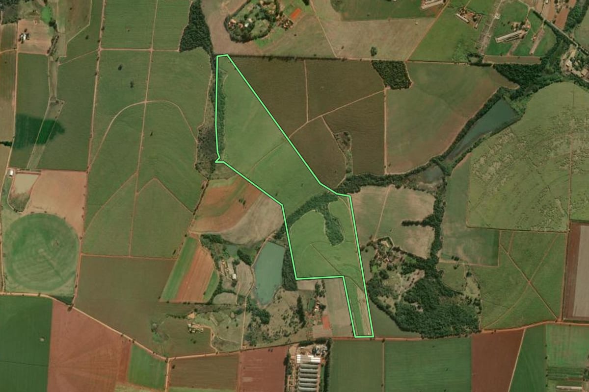Imagem de satélite do imóvel rural em Tatuí (SP), com o contorno declarado no CAR desenhado por cima.